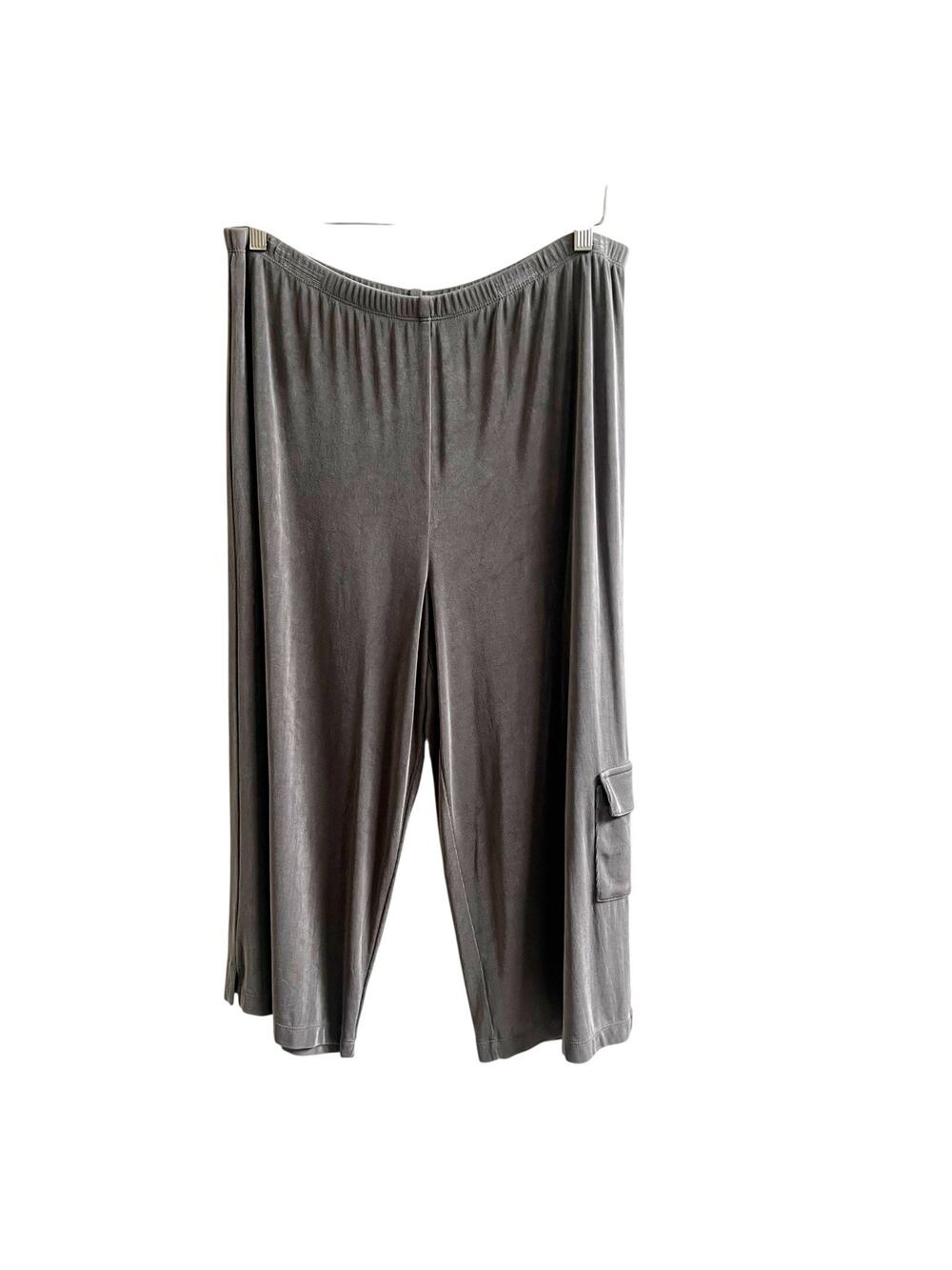 Chico’s Travelers Cropped Cargo Pants Liquid Knit Slinky Size 3/Large Pull On - Picture 1 of 7